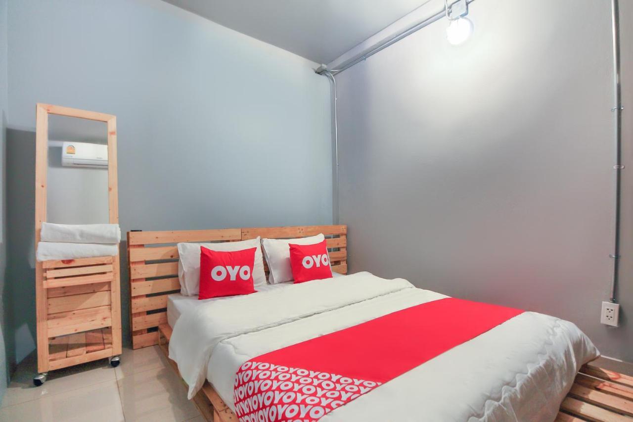 Oyo 421 Guyasuka Hostel & Cafe Bangkok Exterior photo